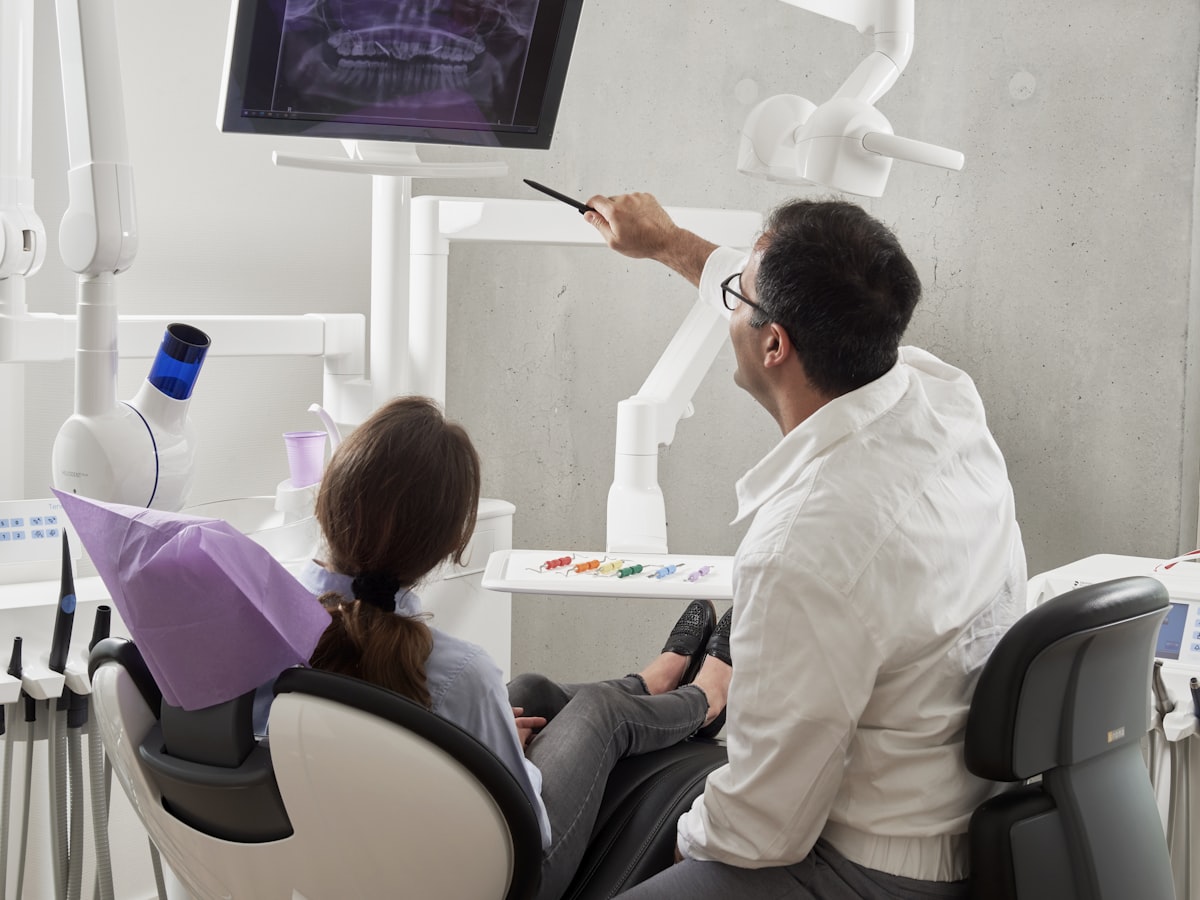 Dentista revisando la sonrisa de una paciente