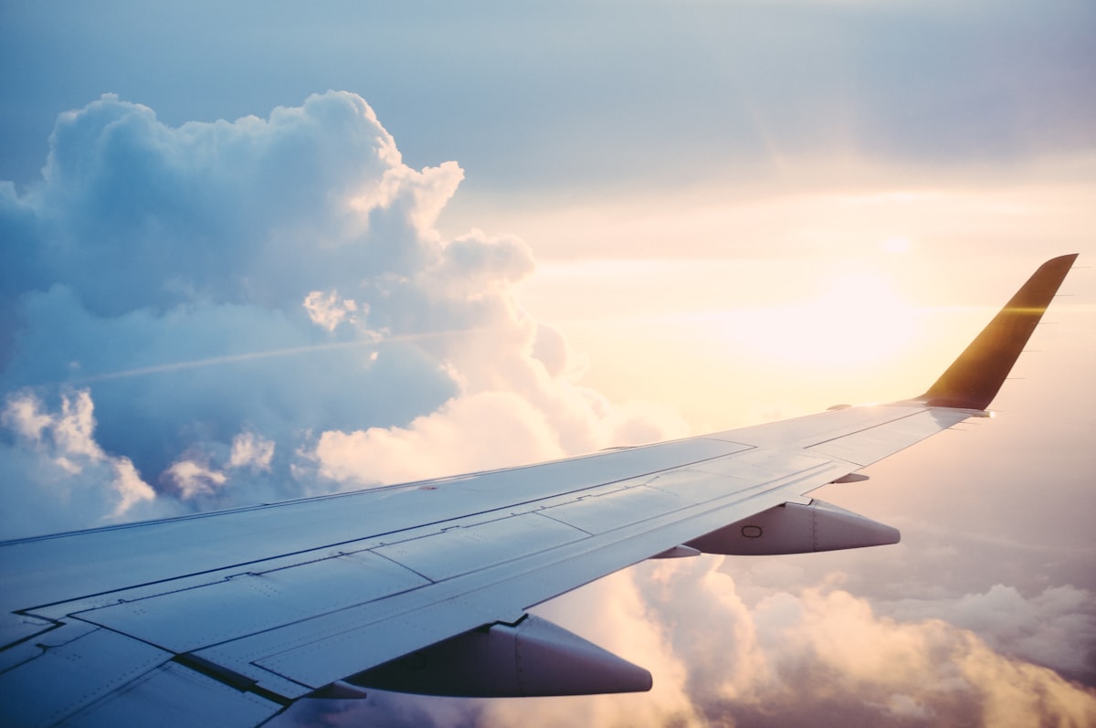 Avión despegando al atardecer